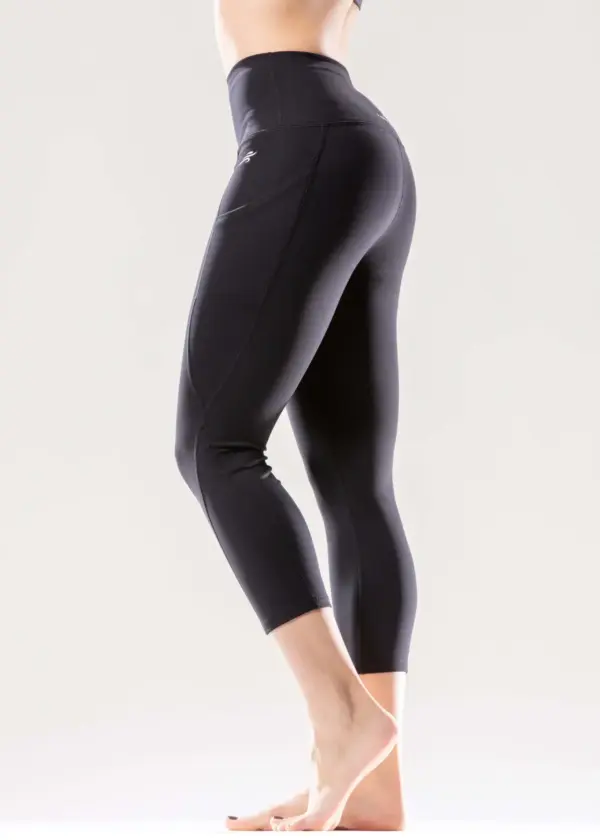 Jolie High-Waisted Capri Leggings with Hip Pockets - Image 4
