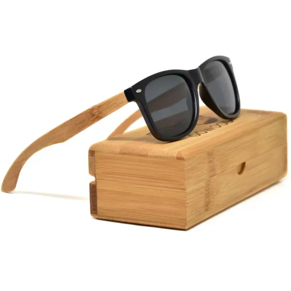 Bamboo wood classic style sunglasses with black polarized lenses - Image 2
