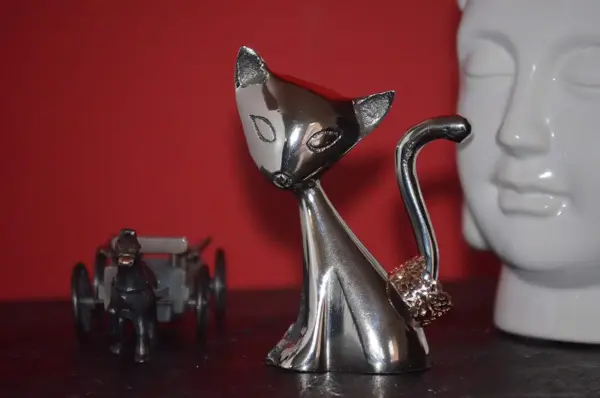 Vibhsa Cat Ring Holder (Silver) - Image 4