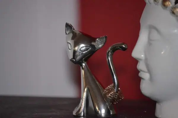 Vibhsa Cat Ring Holder (Silver) - Image 5