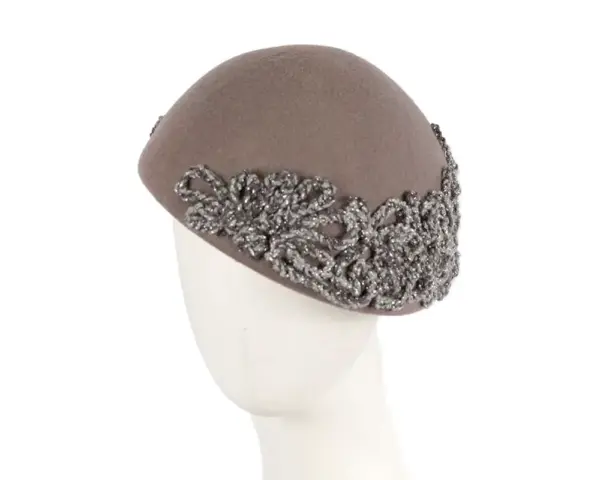 Grey felt beret with crocheted trim CU449